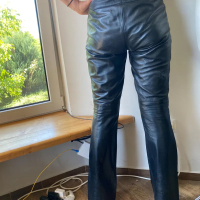 90s Vintage Black Mid‑Rise Leather Pants (Women’s M)